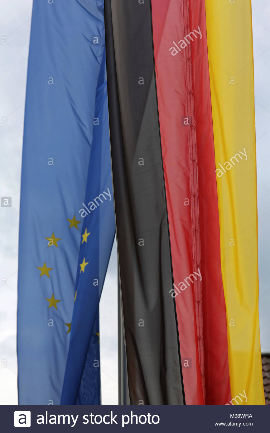 L'Unione europea e la Germania bandiere fianco a fianco in una città tedesca durante il 2017 elezioni generali che è ritornata ad Angela Merkel di potenza. Foto Stock