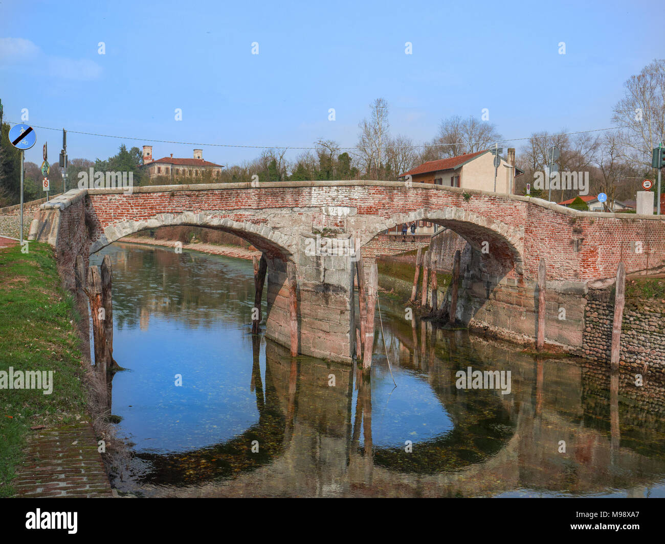 Mattone antico ponte sul canale di scolo vicino a Milano,Italia Foto Stock