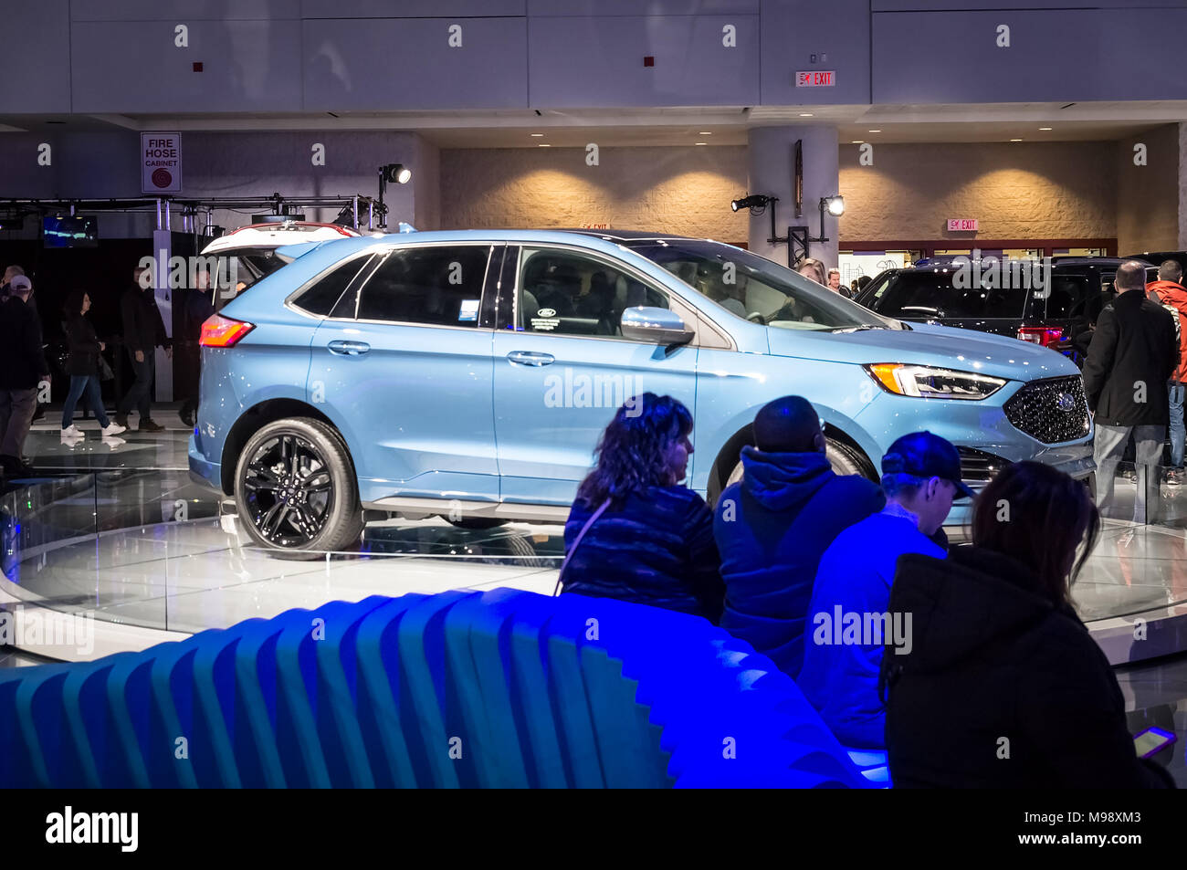Toronto, Canada - 2018-02-19 : i visitatori del 2018 canadese AutoShow internazionale avente riposare accanto al nuovo Ford Edge ST 2019 SUI SUV Ford Motor Company exposition Foto Stock
