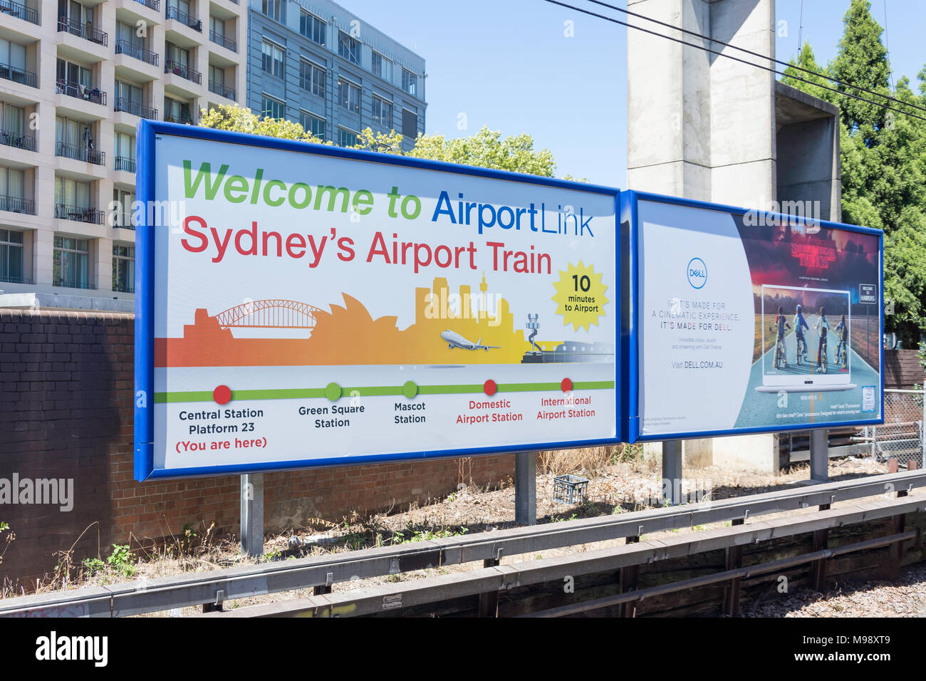 Pannelli pubblicitari sulla piattaforma presso la stazione ferroviaria centrale, Haymarket, Sydney, Nuovo Galles del Sud, Australia Foto Stock