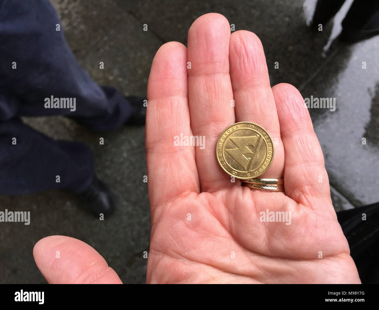 San Pietroburgo, Russia - CIRCA NEL SETTEMBRE 2015 - Metropolitana token in un Palm. Foto Stock