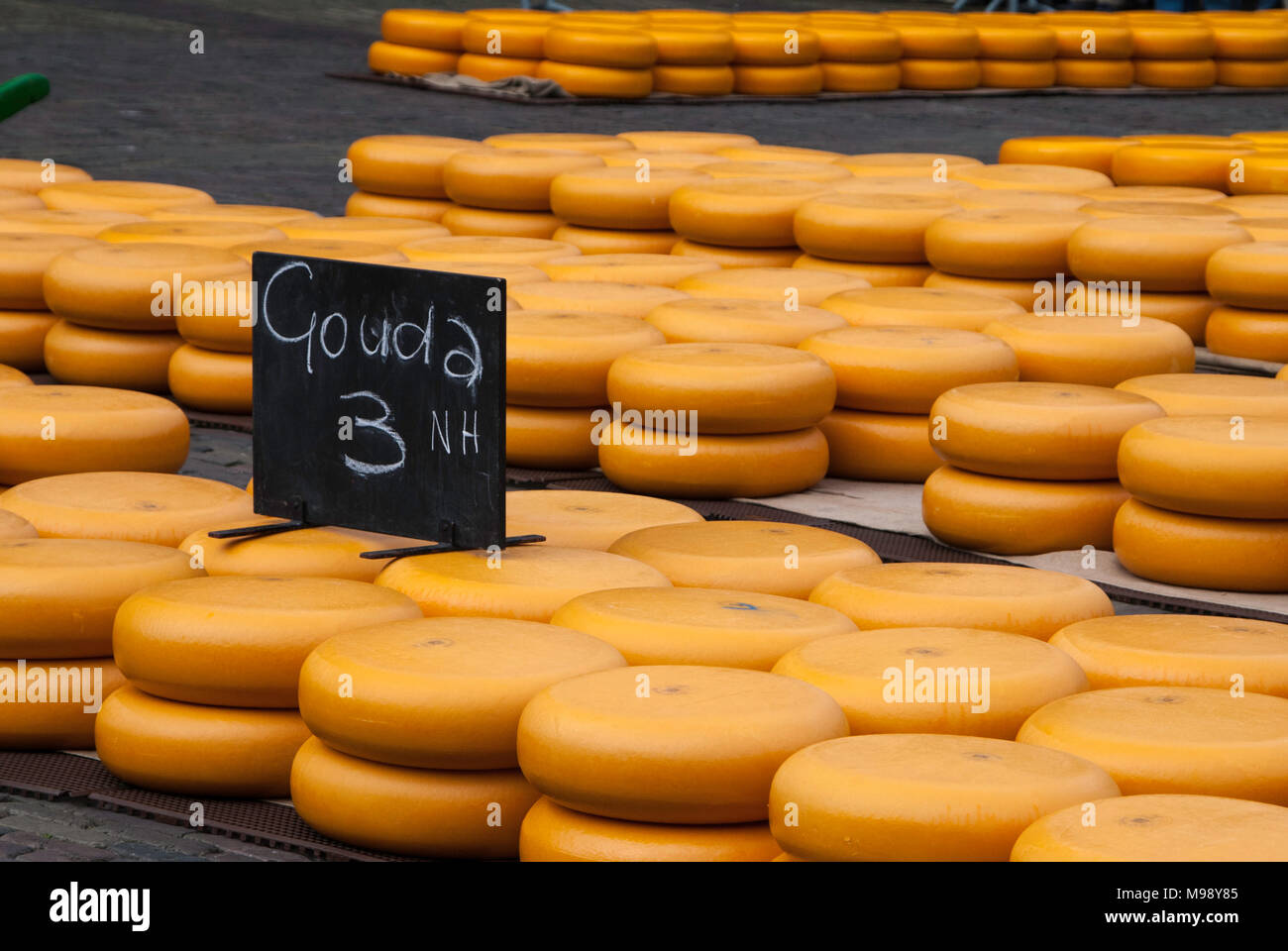 ALKMAAR, Paesi Bassi - circa aprile 2007 - ogni venerdì da aprile a settembre il mercato del formaggio di Alkmaar ha luogo sulla piazza Waagplein in t Foto Stock