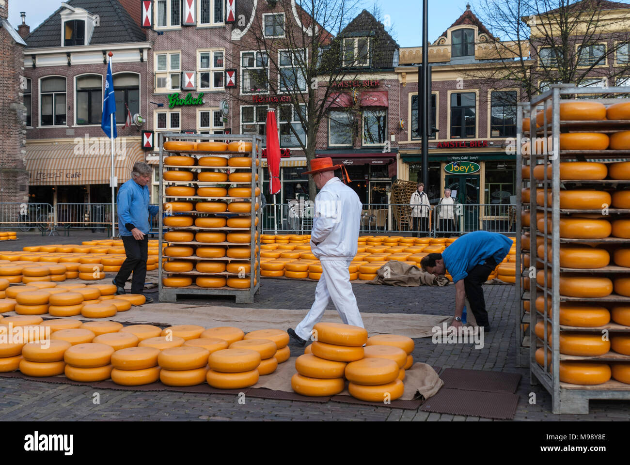 ALKMAAR, Paesi Bassi - circa aprile 2007 - ogni venerdì da aprile a settembre il mercato del formaggio di Alkmaar ha luogo sulla piazza Waagplein in t Foto Stock