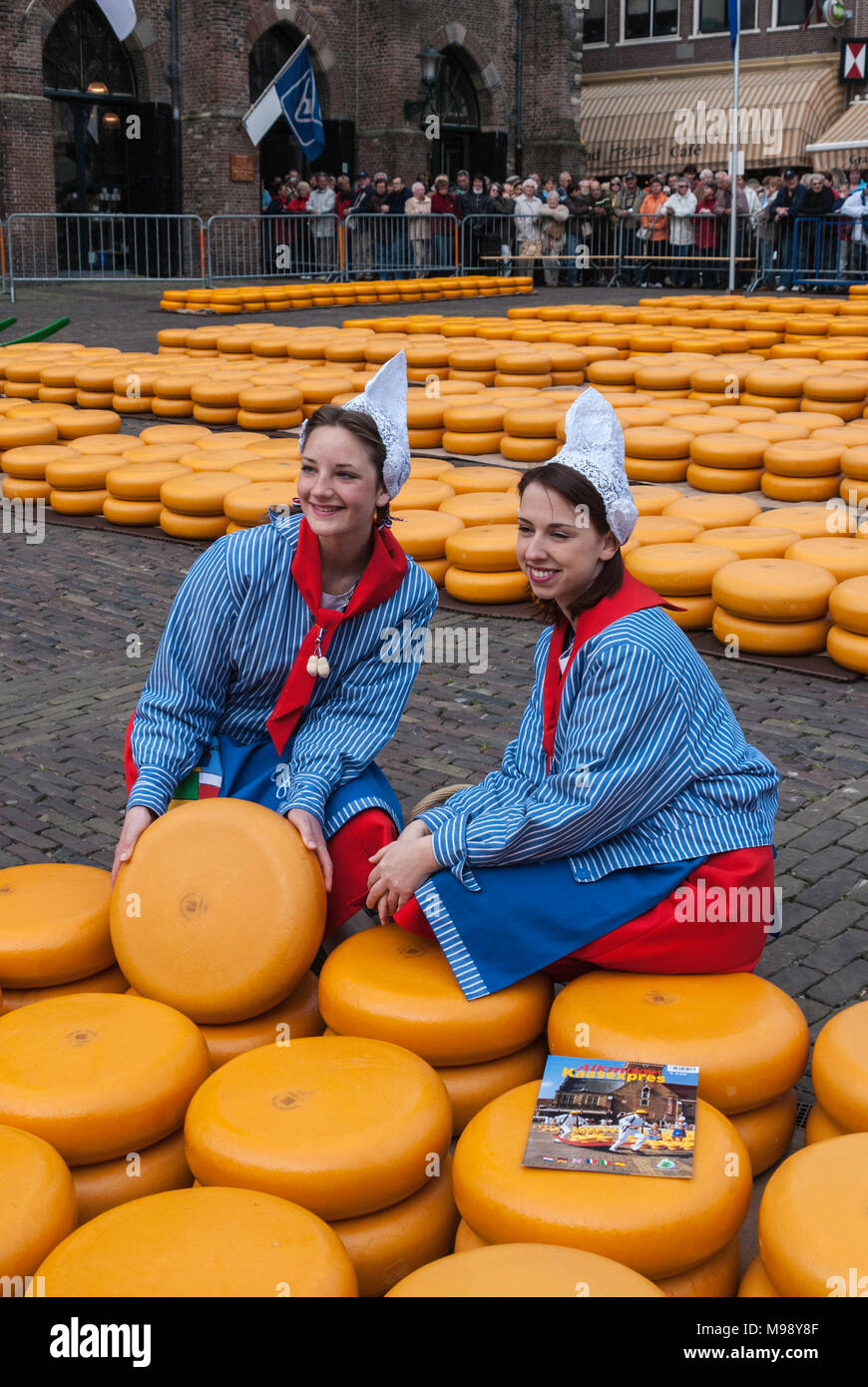 ALKMAAR, Paesi Bassi - circa aprile 2007 - ogni venerdì da aprile a settembre il mercato del formaggio di Alkmaar ha luogo sulla piazza Waagplein in t Foto Stock