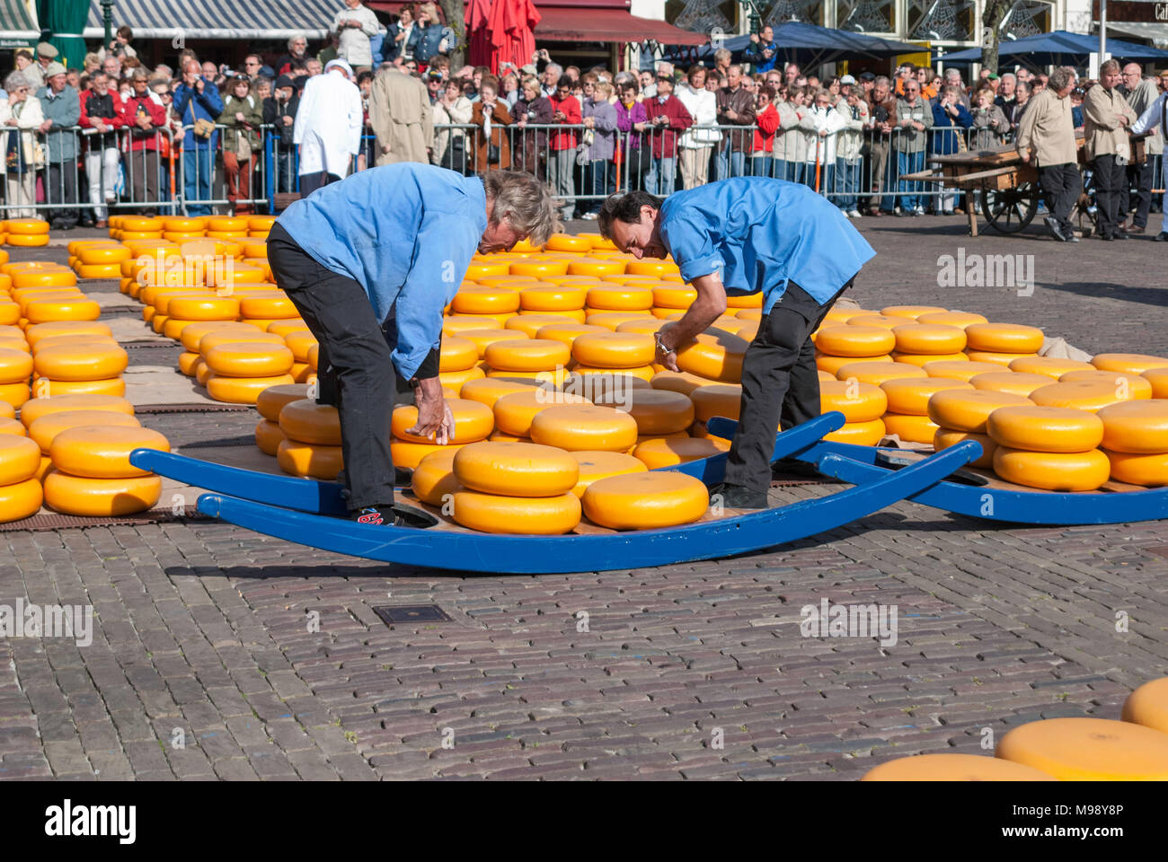 ALKMAAR, Paesi Bassi - circa aprile 2007 - ogni venerdì da aprile a settembre il mercato del formaggio di Alkmaar ha luogo sulla piazza Waagplein in città. Foto Stock