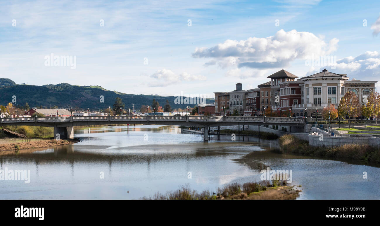 Città di Napa California vista attraverso il fiume Napa Foto Stock