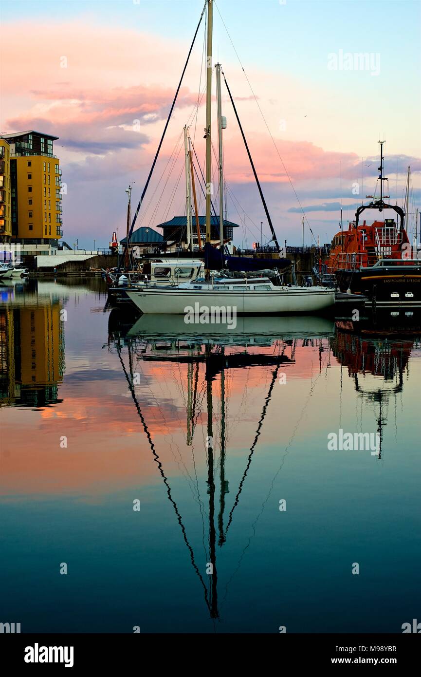 I colori al crepuscolo sull'acqua a Sovereign Harbour Marina East Sussex Foto Stock