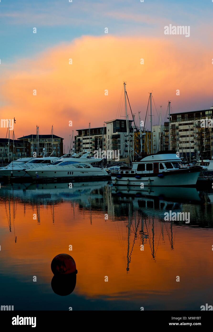 Crepuscolo Sovereign harbour marina, Eastbourne, Sussex, Inghilterra Foto Stock