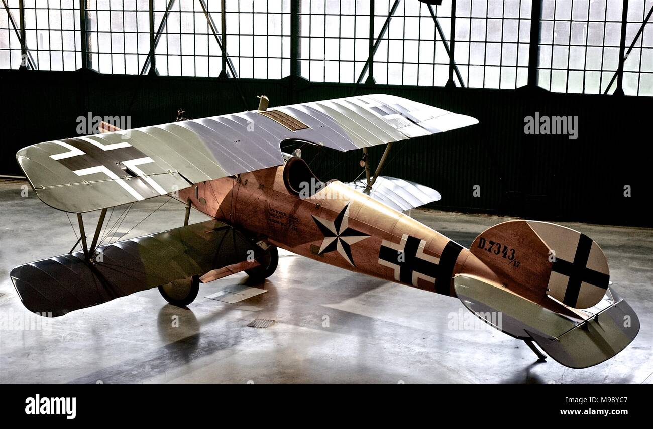 Navigabilità Albatross DVa replica prima guerra mondiale degli aerei da caccia in appendiabiti impostando al Museo della RAF Gennaio 2015 WW1 salone Foto Stock