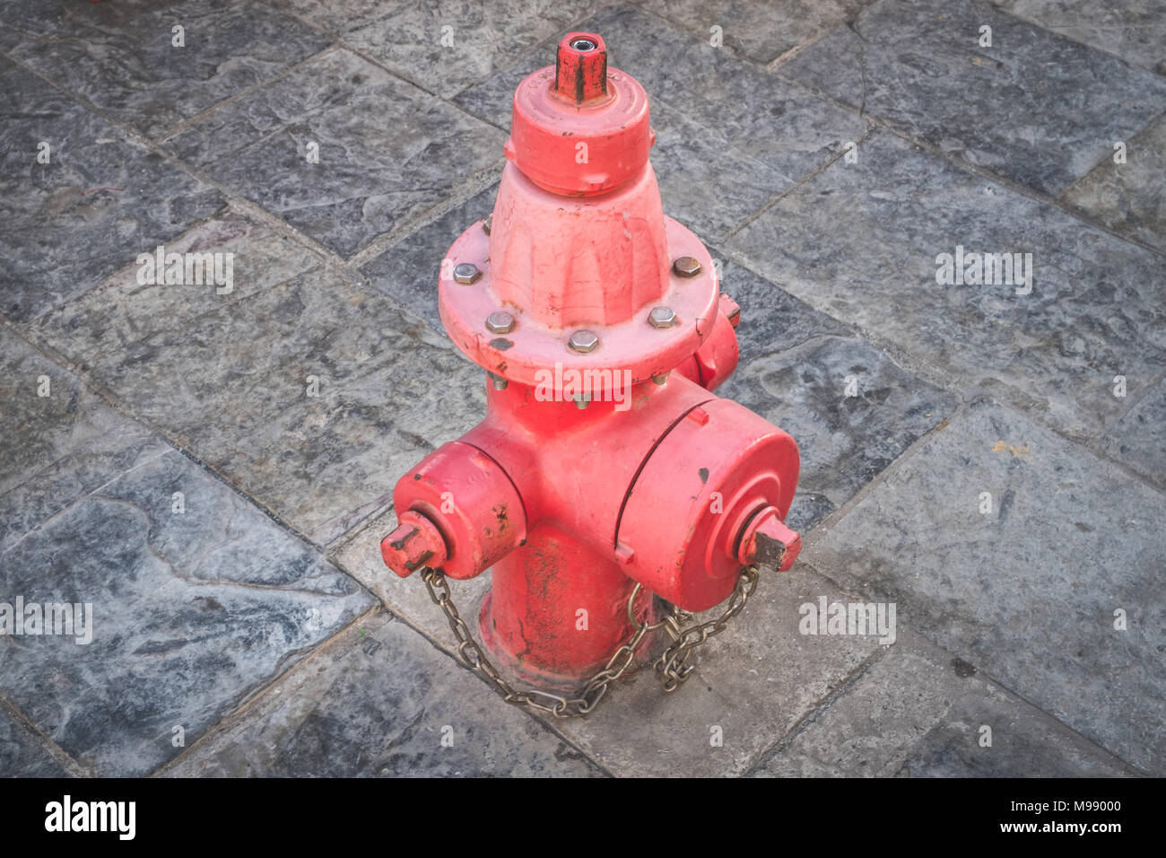 Idrante rosso isolato su strada - vintage idrante rosso - Foto Stock