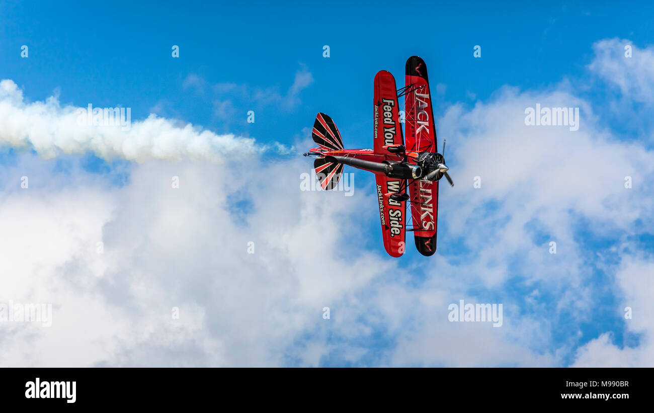 Il Jack Links Waco air acrobat in volo al 2017 in Airshow Duluth, Minnesota, Stati Uniti d'America. Foto Stock