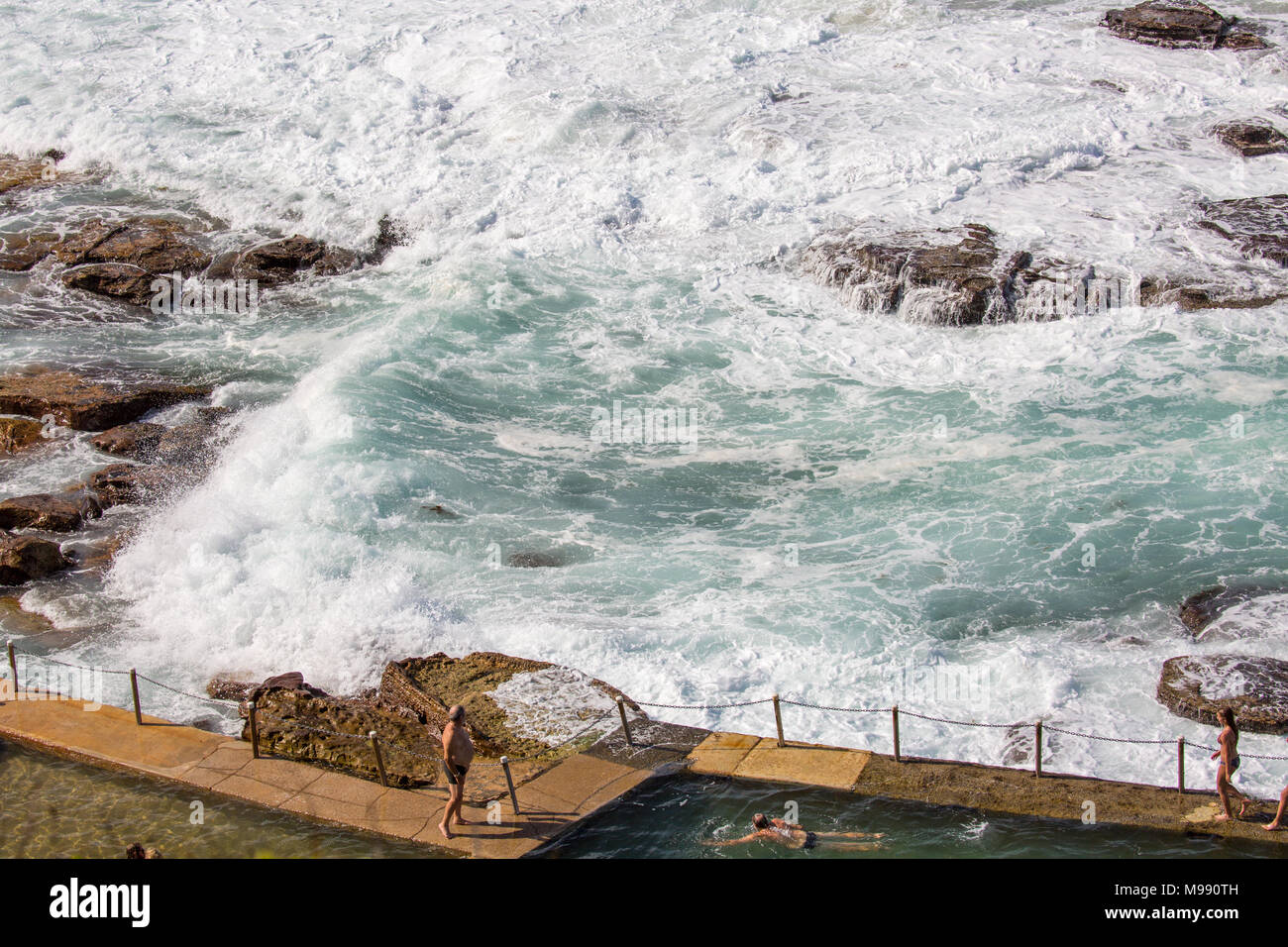 Nuotatore accanto a Avalon Beach rock ocean piscina su Avalon Beach a Sydney, Australia Foto Stock