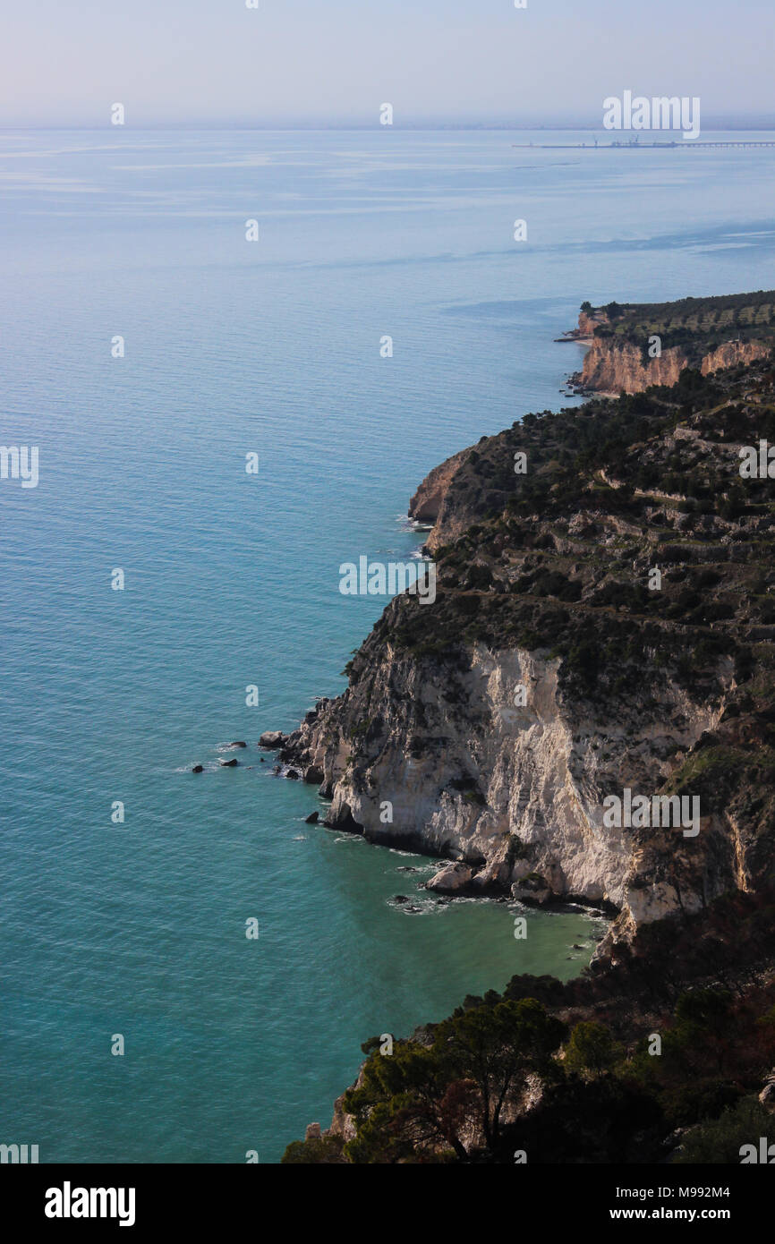 Guardando in giù verso la scogliera dove l'acqua è più chiaro e lo scenario mozzafiato Foto Stock