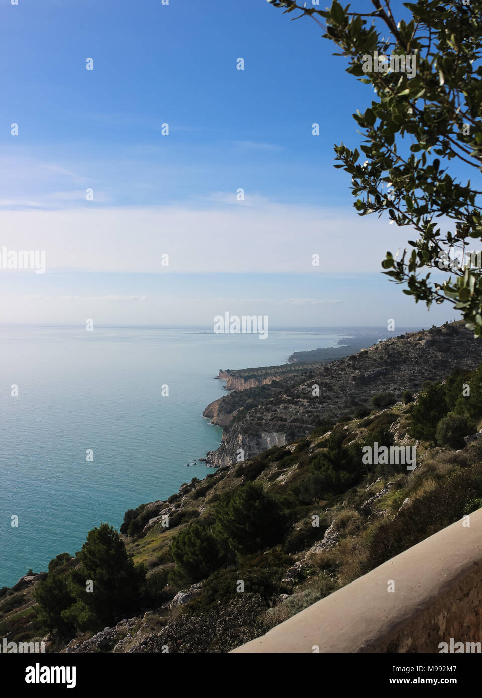 Vedute mozzafiato del mare Adriatico vicino a Mattinata Foto Stock