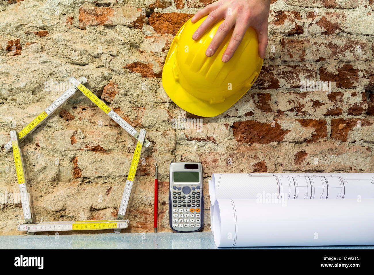 Costruzione di edifici: Casa e progetti su un muro di mattoni sfondo Foto Stock