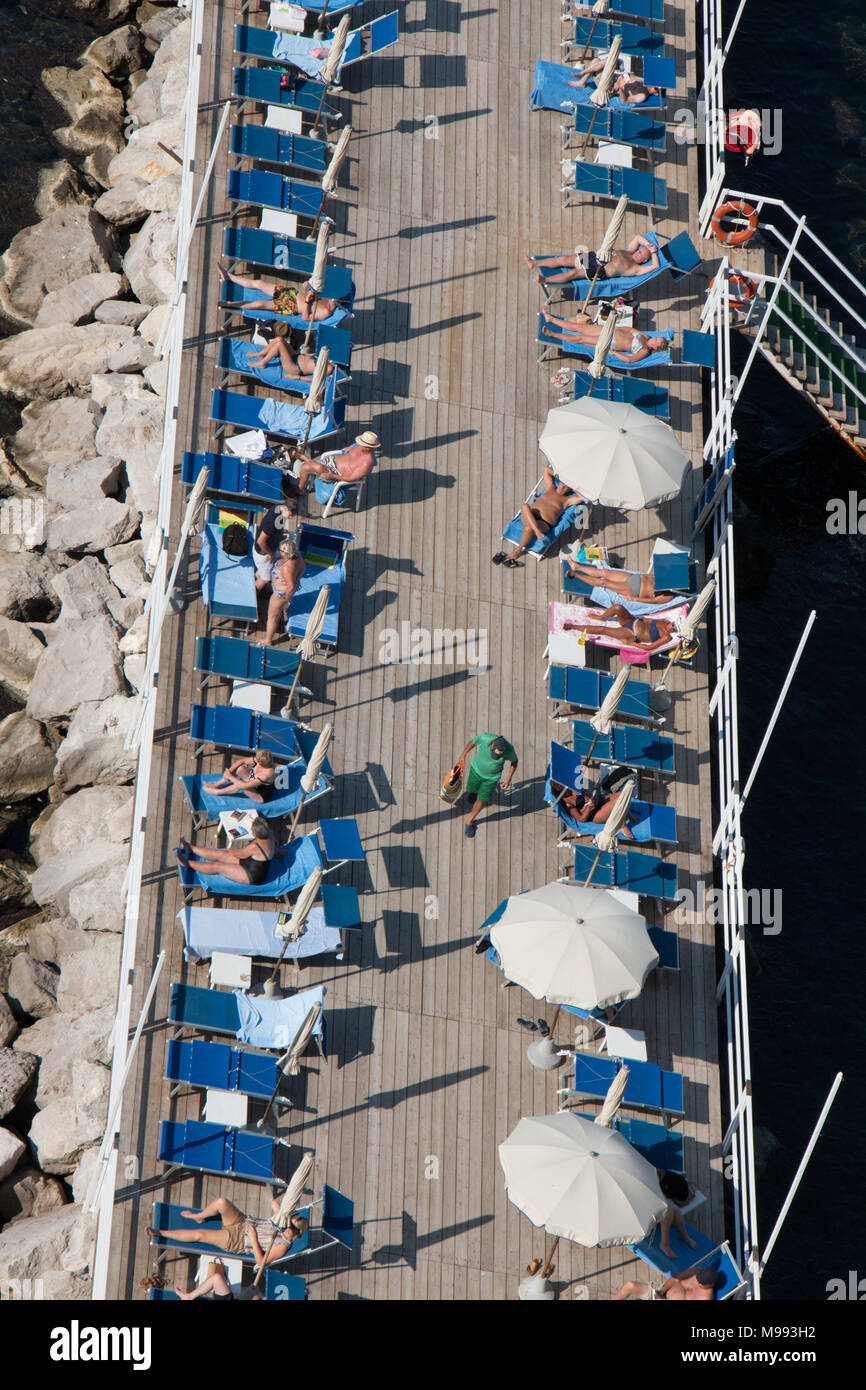 Una veduta aerea di un mazzo di balneazione con lettini, Sorrento, campania, Italia Foto Stock