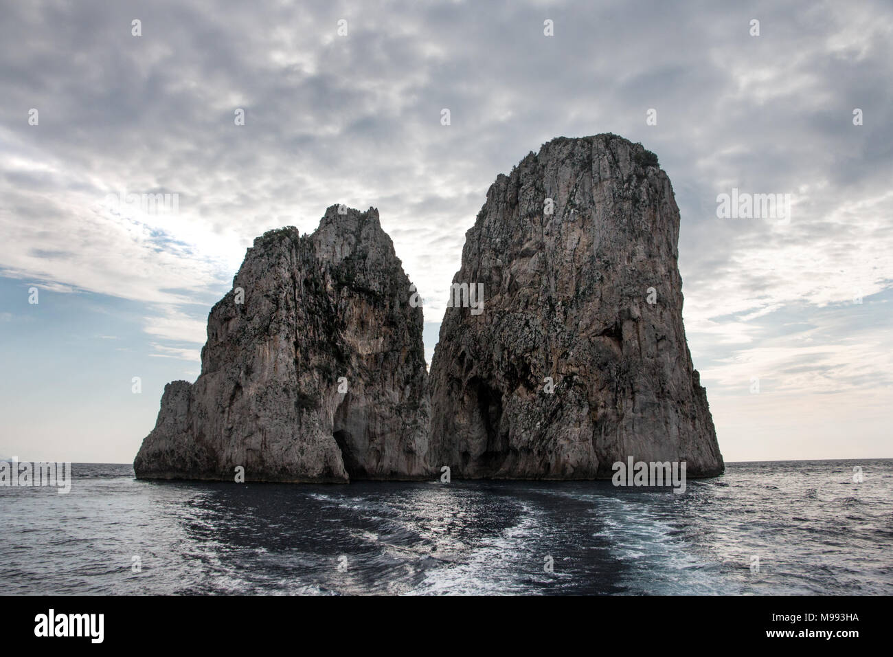 La Faraglioni ammassamenti calcarei al largo della costa meridionale dell'isola di Capri, Italia Foto Stock