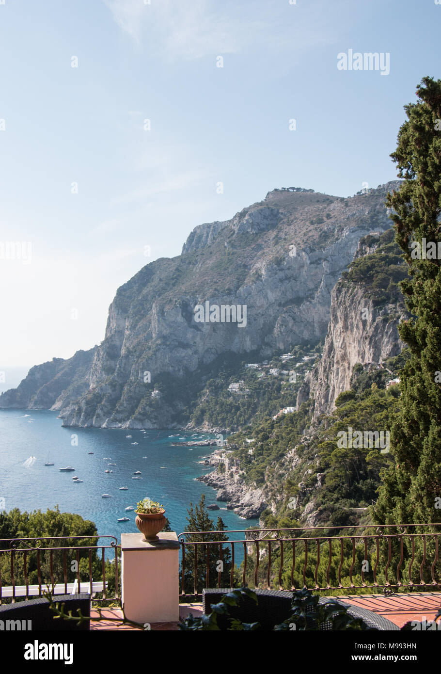 Vista del porto di Marina Piccolo, Capri, Campania Italia, da Punta Trajana Foto Stock