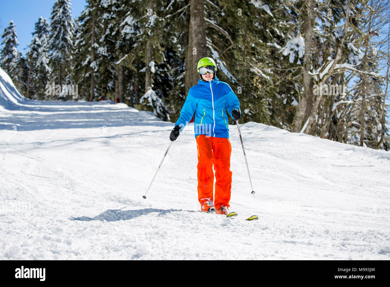 Immagine dell uomo di sport sciare sul pendio nevoso Foto Stock