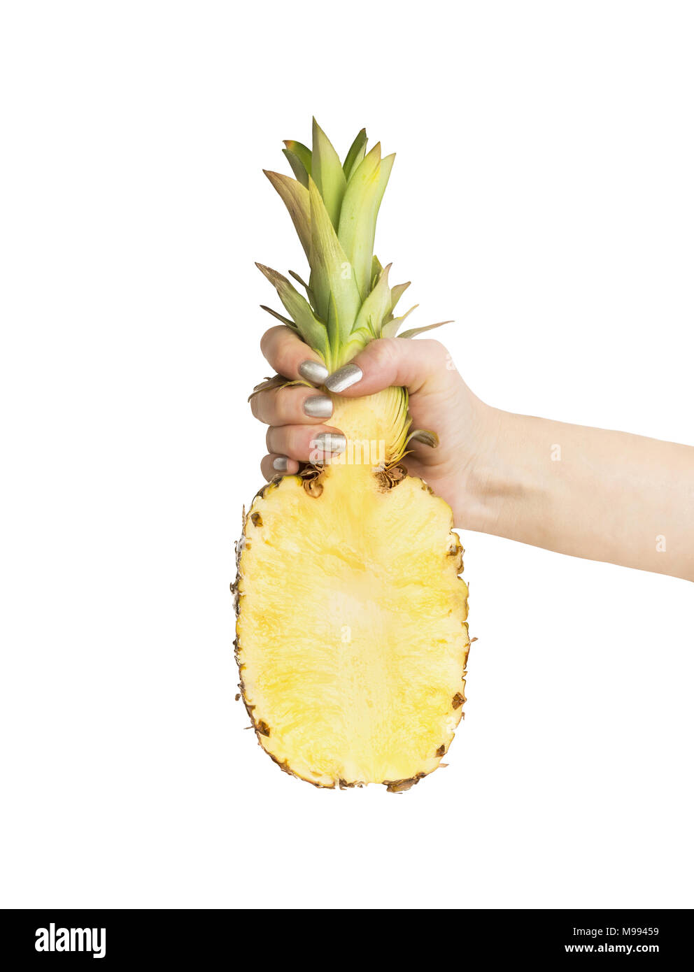 Donna femmina di mano che tiene la metà di ananas, isolati su sfondo bianco, vista frontale. Foto Stock