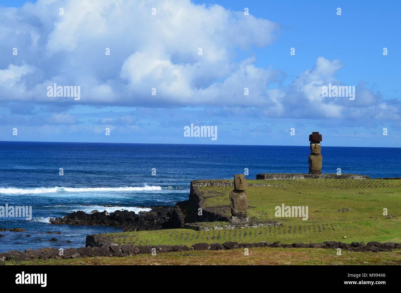 Moais a Ahu Tahai complesso cerimoniale vicino a Hanga Roa, Rapa Nui (l'Isola di Pasqua) Foto Stock