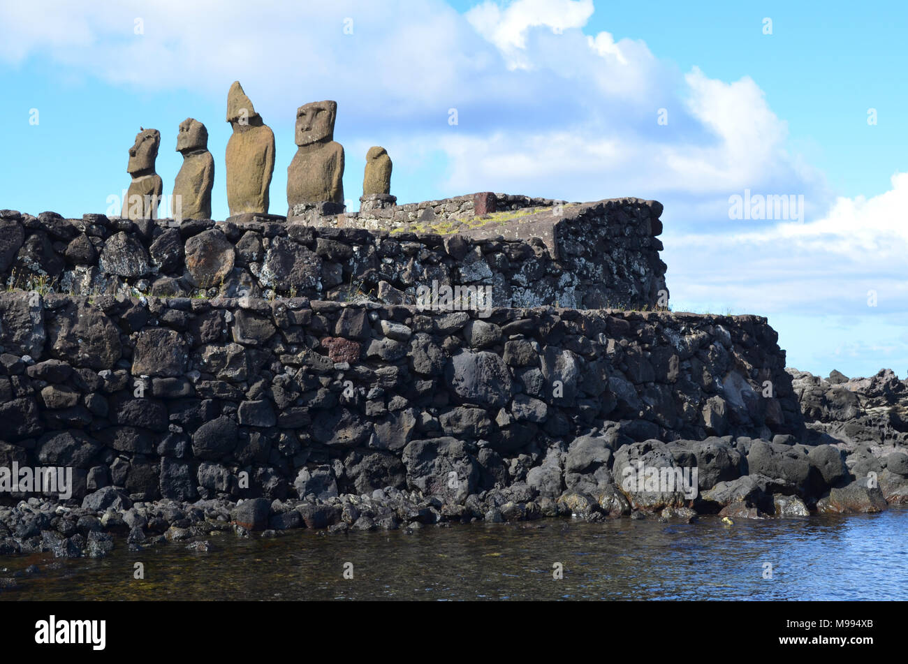 Moais a Ahu Tahai complesso cerimoniale vicino a Hanga Roa, Rapa Nui (l'Isola di Pasqua) Foto Stock