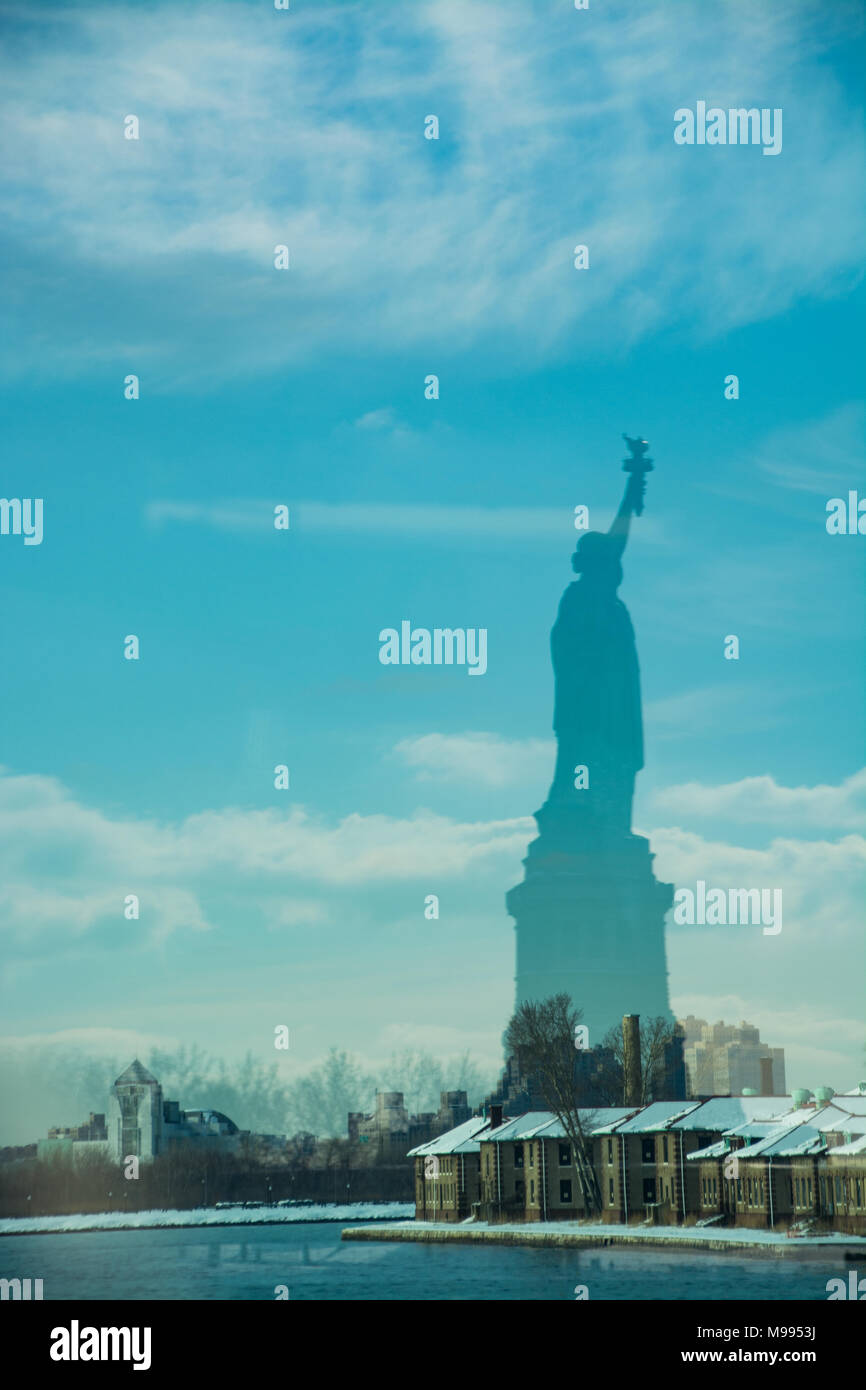 Silhouette della Statua della Libertà di New York Foto Stock