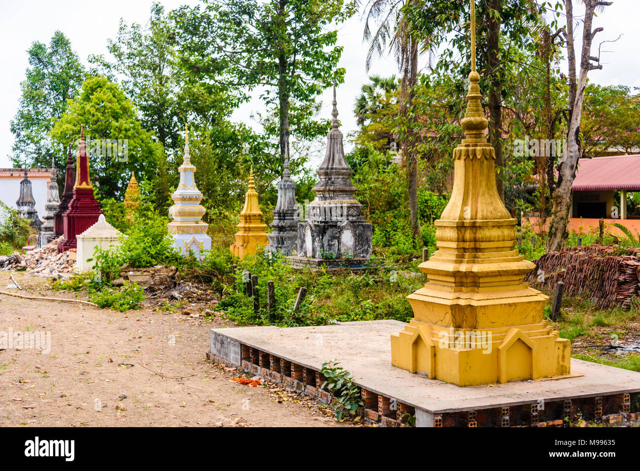 Stupa, tradizionale buddista lapidi di sepoltura a un tempio in una zona rurale della Cambogia Foto Stock