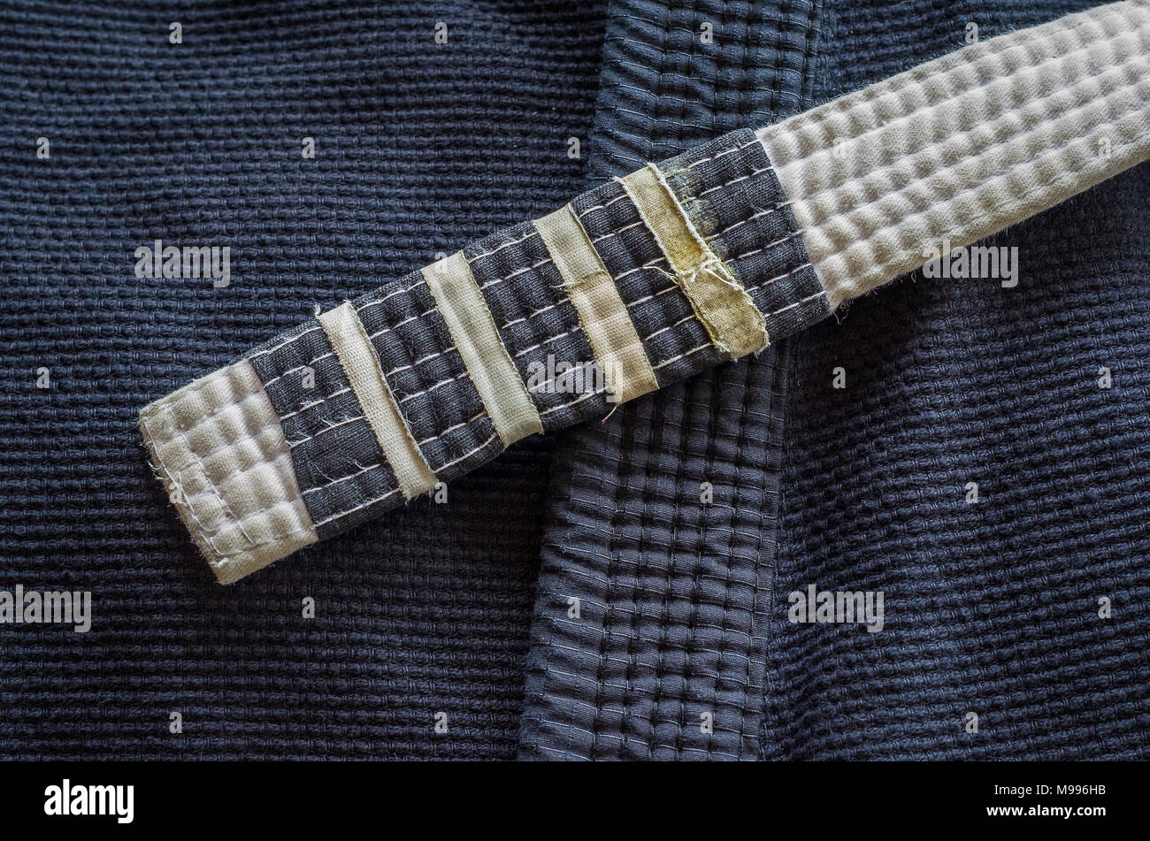 Cintura Bianca di Ju-Jitsu brasiliano con quattro gradi, sulla parte  superiore del kimono Foto stock - Alamy