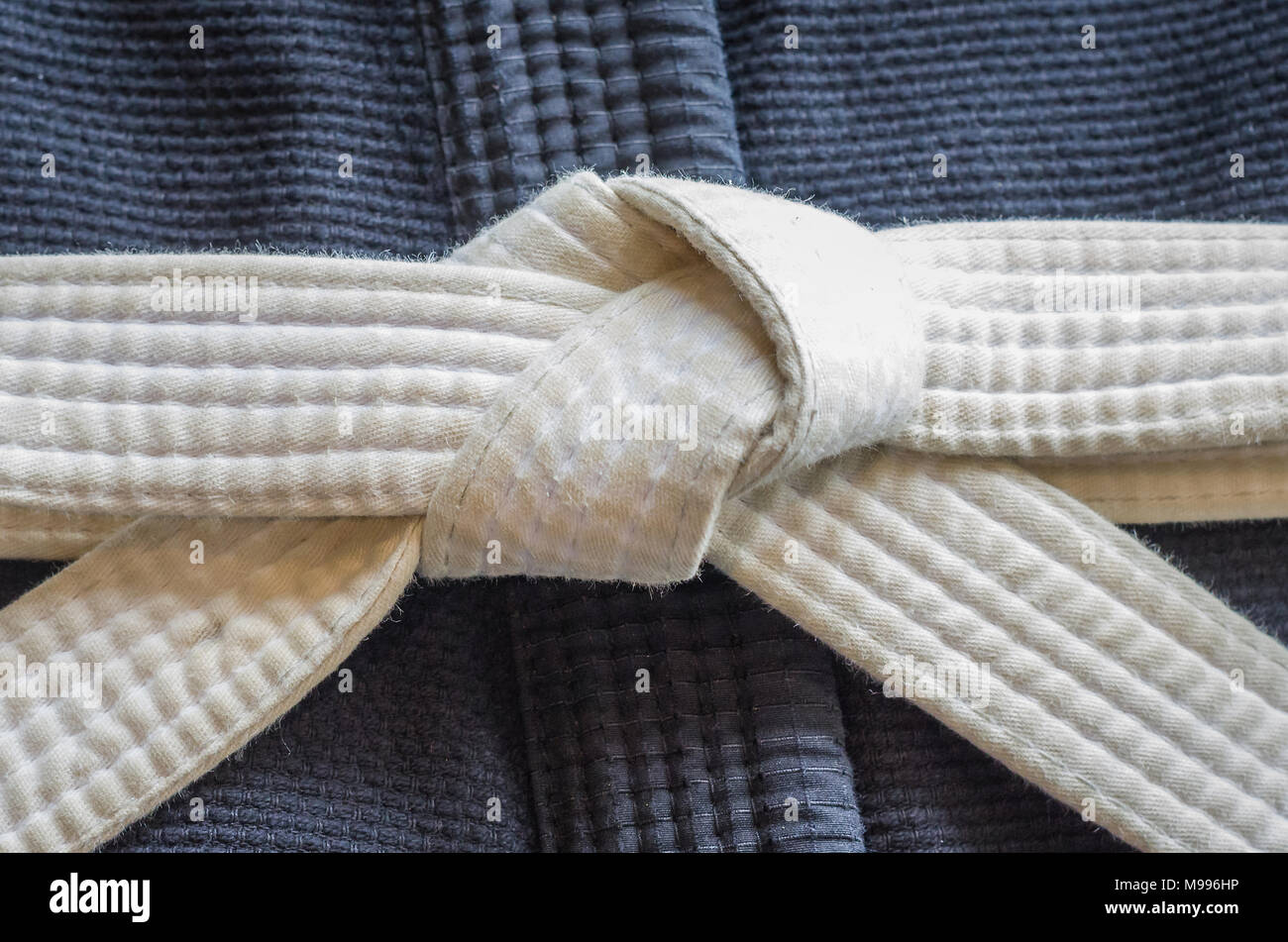 Cintura Bianca di Ju-Jitsu brasiliano con quattro gradi, legato in kimono,  il nodo della cinghia Foto stock - Alamy