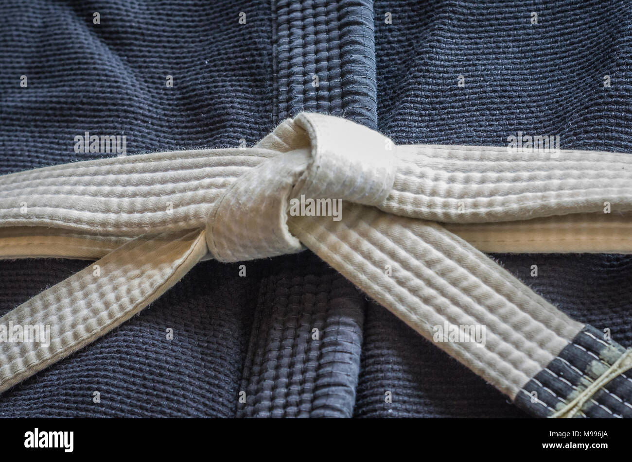 Cintura Bianca di Ju-Jitsu brasiliano con quattro gradi, legato in kimono,  il nodo della cinghia Foto stock - Alamy