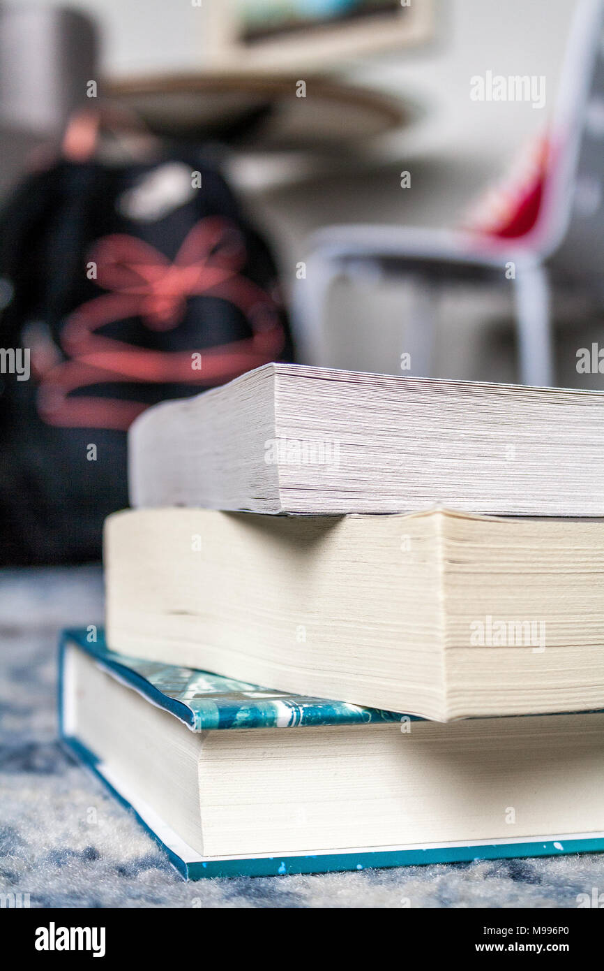 Libri impilati sul pavimento Foto Stock
