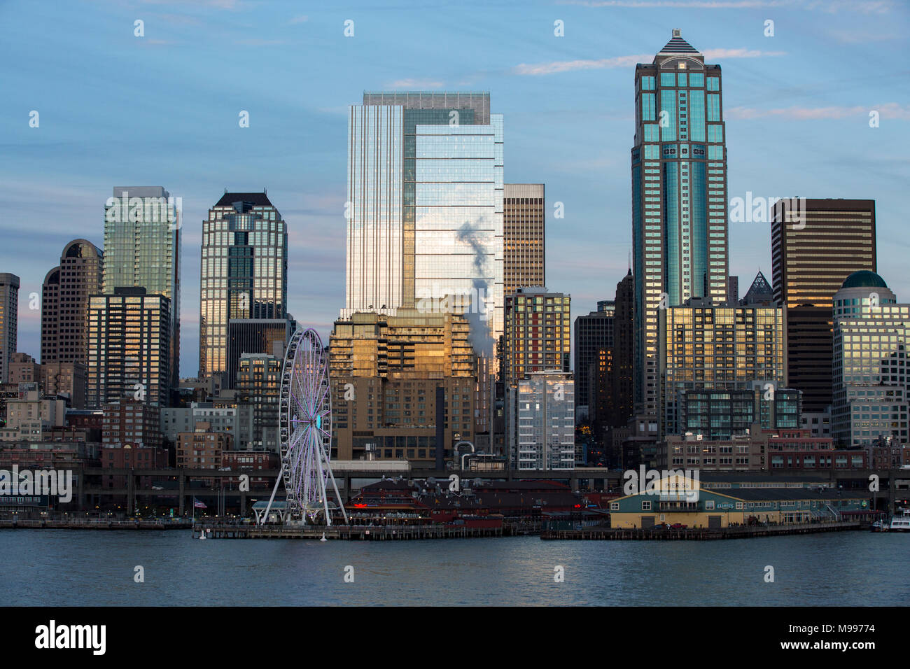 Lo skyline di Seattle Waterfront al tramonto con Seattle lo Space Needle e il Seattle grande ruota, ruota panoramica Ferris, Seattle Washington. Foto Stock