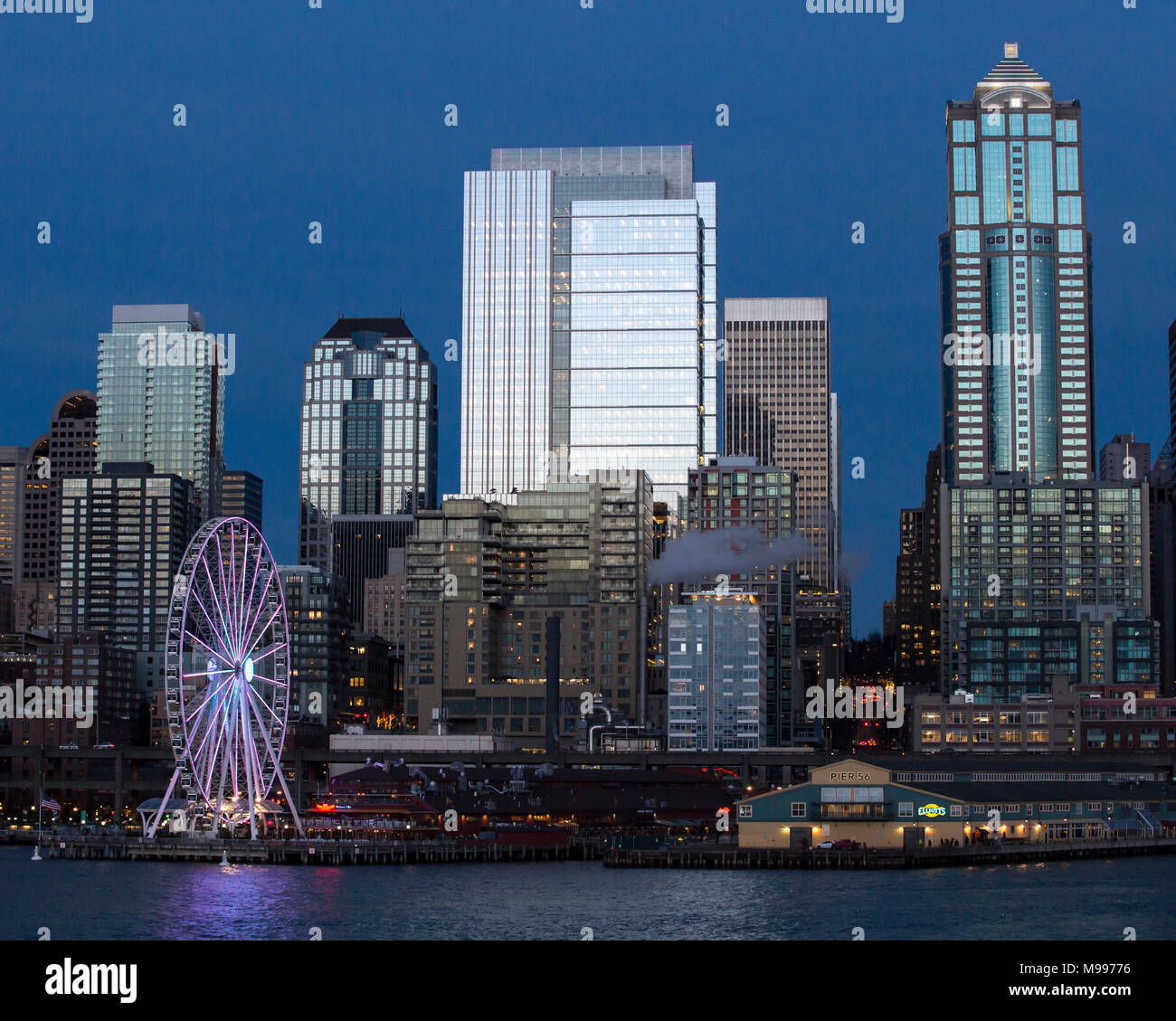 Lo skyline di Seattle Waterfront al tramonto con Seattle lo Space Needle e il Seattle grande ruota, ruota panoramica Ferris, Seattle Washington. Foto Stock