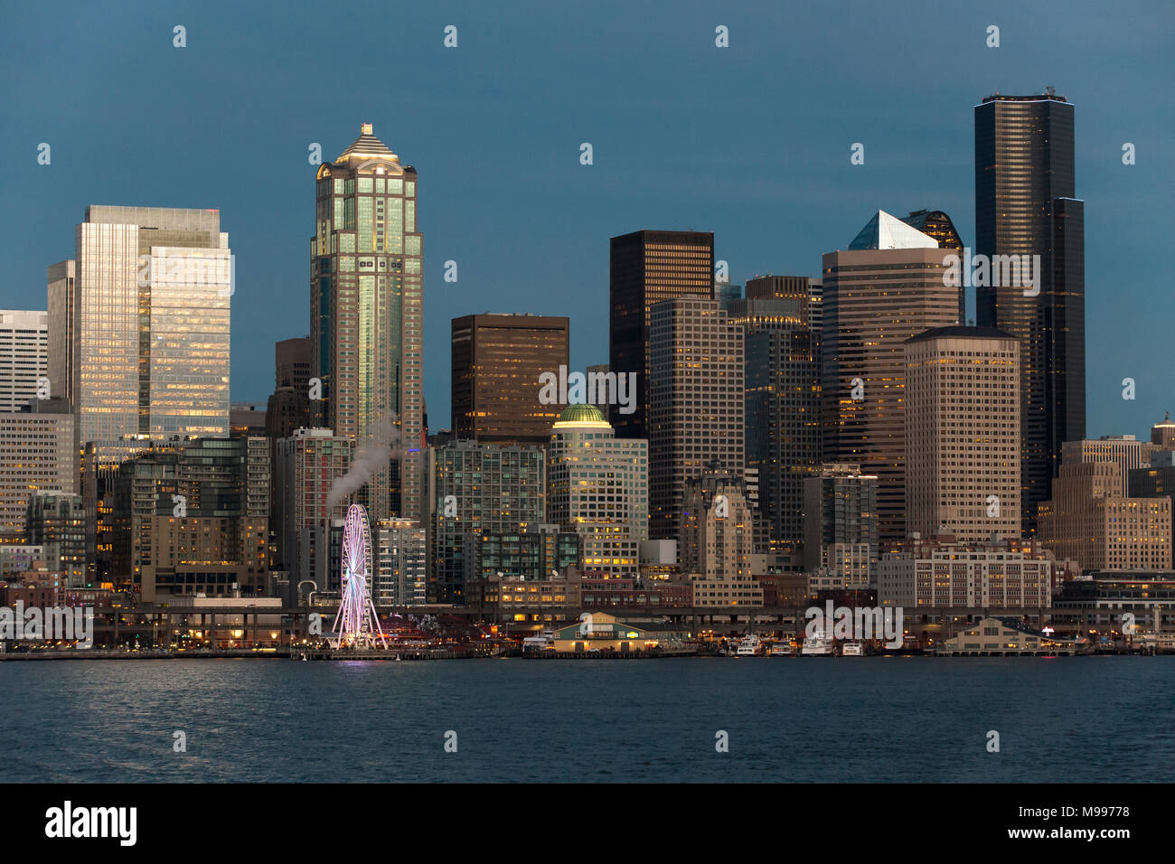 Lo skyline di Seattle Waterfront al tramonto con Seattle lo Space Needle e il Seattle grande ruota, ruota panoramica Ferris, Seattle Washington. Foto Stock
