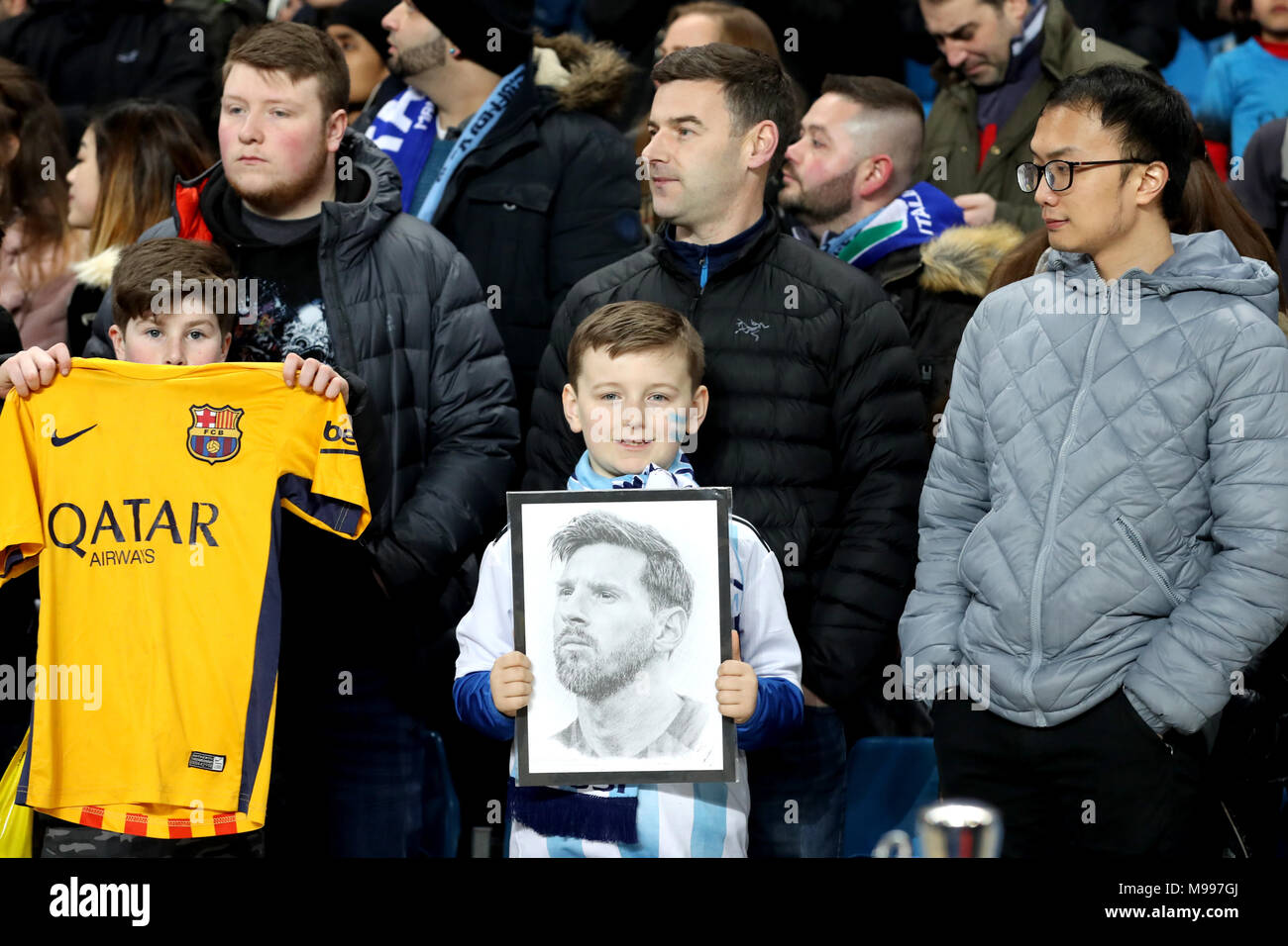 Argentina tifosi sulle tribune mostrano il loro supporto per Lionel Messi durante l'amichevole internazionale corrisponde all'Eithad Stadium e Manchester. Foto Stock