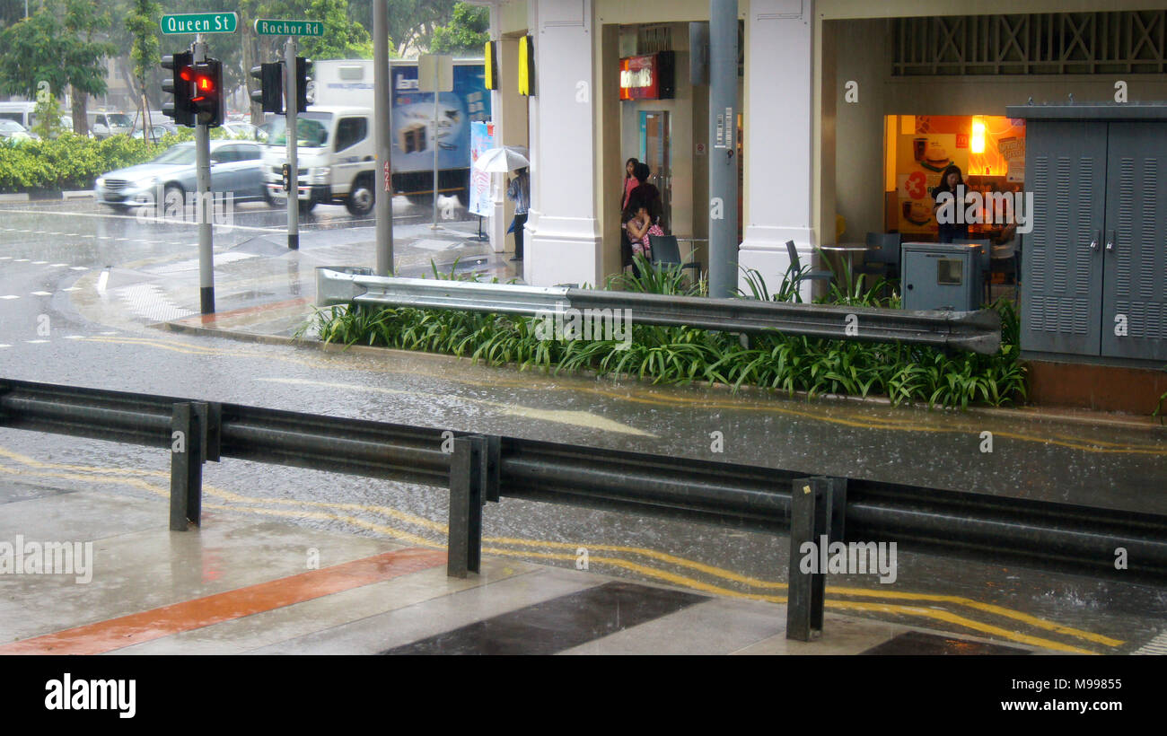 SINGAPORE - 2 APR 2015: incredibilmente forti piogge monsoniche in Asia provocando inondazioni della strada Foto Stock