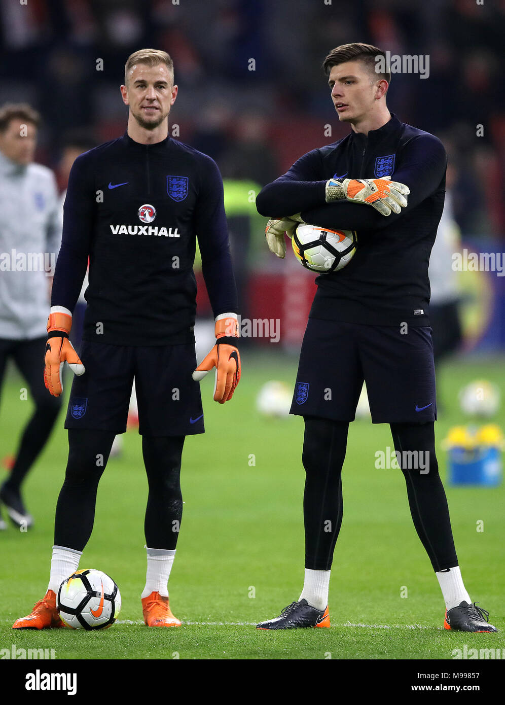 Inghilterra portieri Joe Hart e Nick Papa durante l'amichevole internazionale corrisponde all'ArenA di Amsterdam Foto Stock