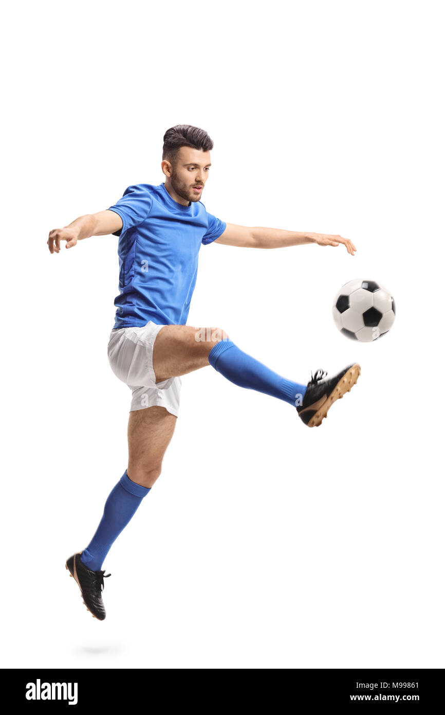 Giocatore di calcio del salto e calci un calcio isolati su sfondo bianco Foto Stock