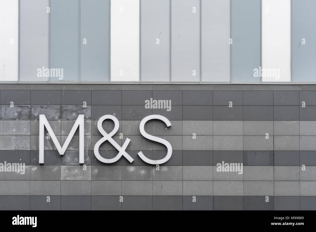 Marchi e Spencer / M&S logo al Drake Center, Plymouth. Possibilmente per le chiusure di deposito di M&S, le prospettive bleak, l'avvertimento di profitto, il tuffo di profitti, tagli di lavoro. Foto Stock