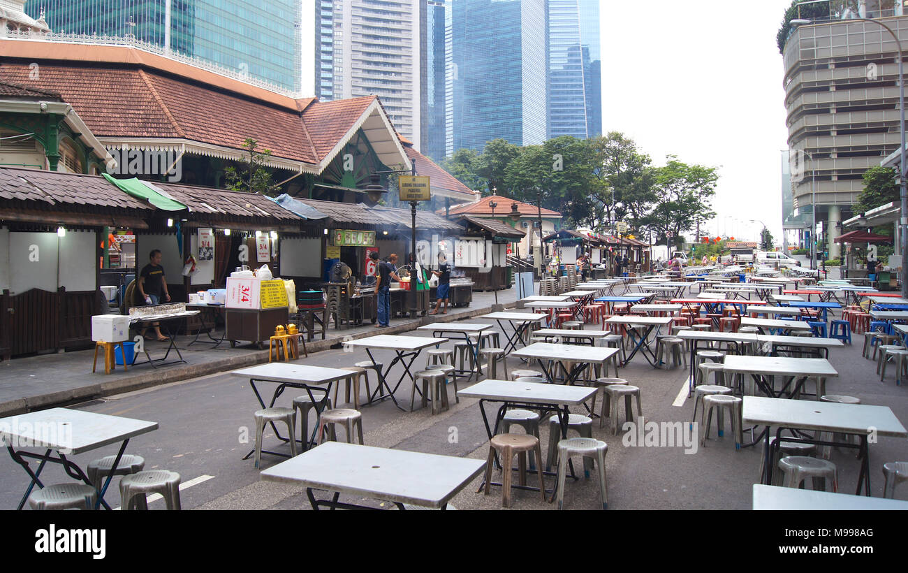 SINGAPORE - APR 3rd, 2015: Lau Pa Sat Festival Market era noto in precedenza come Telok Ayer Mercato - ora è un popolare servizio di catering, popolare food court hawker centro. È una pietra miliare storica nazionale di Singapore Foto Stock