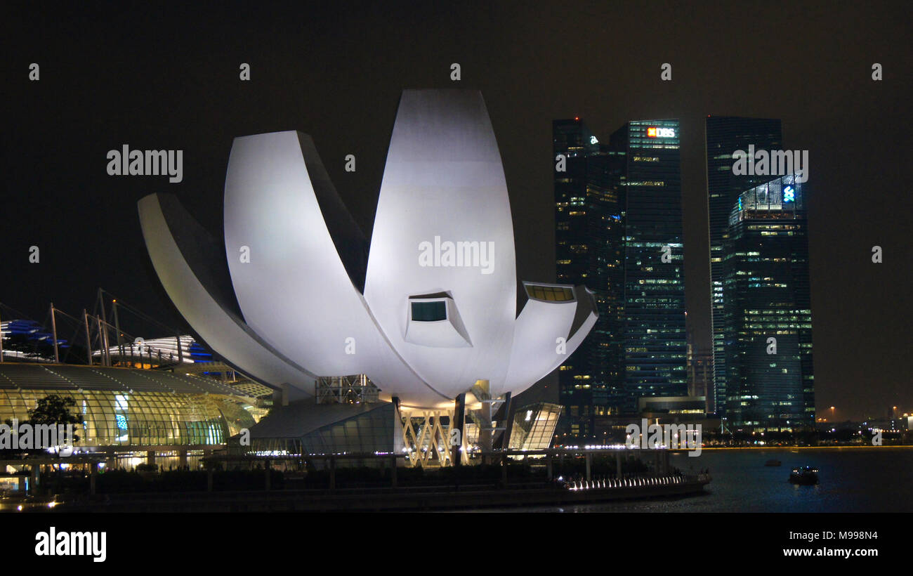 SINGAPORE - 2 APR 2015: arte del Museo della Scienza di notte di Marina Bay Foto Stock