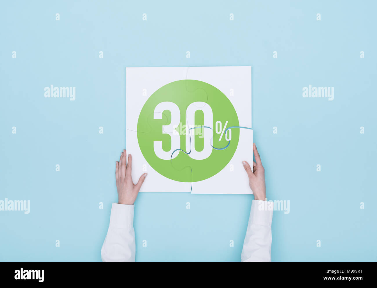 Donna completando un puzzle con un 30% di sconto icona, lei sta mettendo il pezzo mancante, shopping e sconti concept Foto Stock