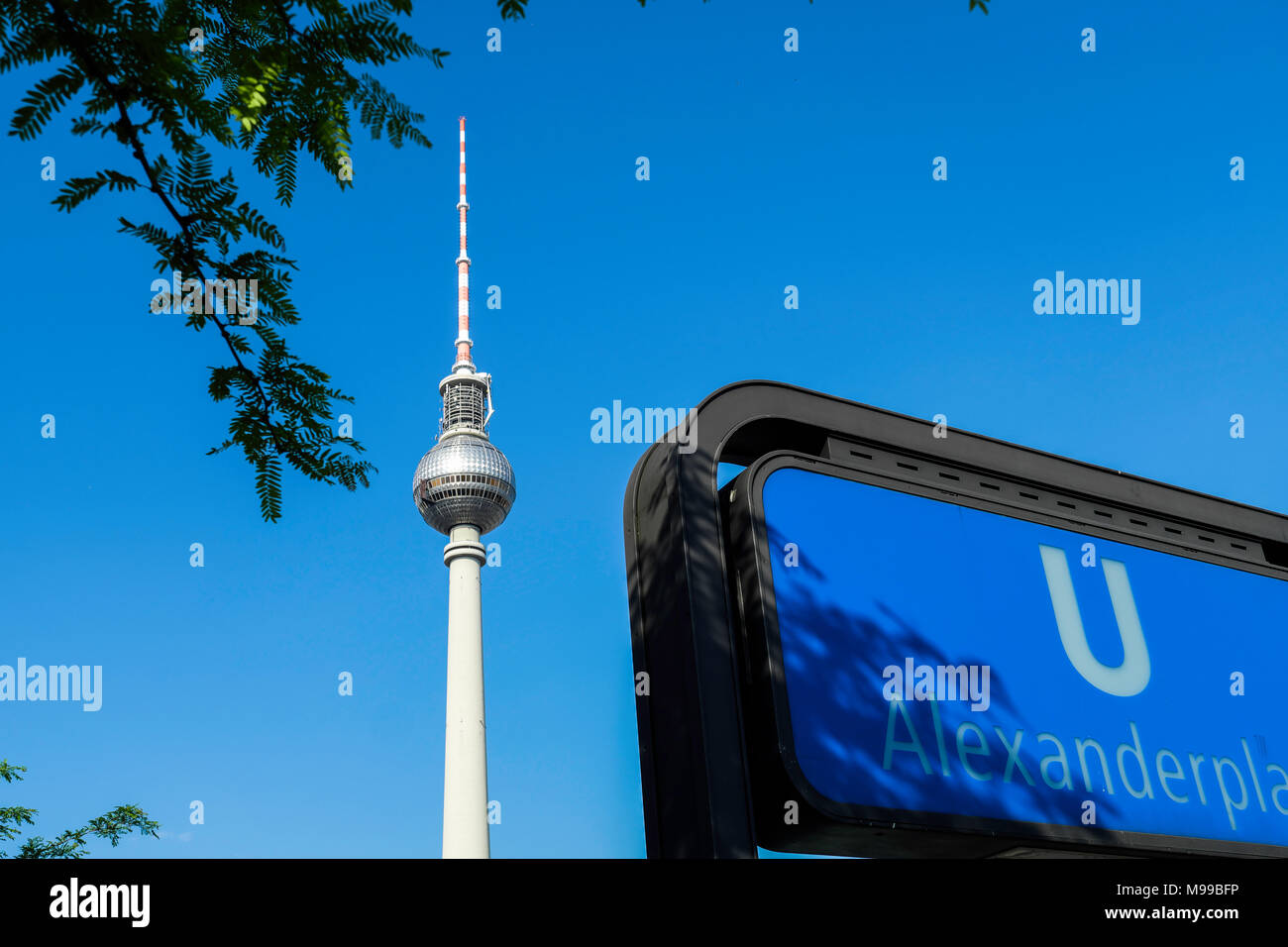 Fernsehturm con Berlino U Bahn segno ad Alexanderplatz Foto Stock