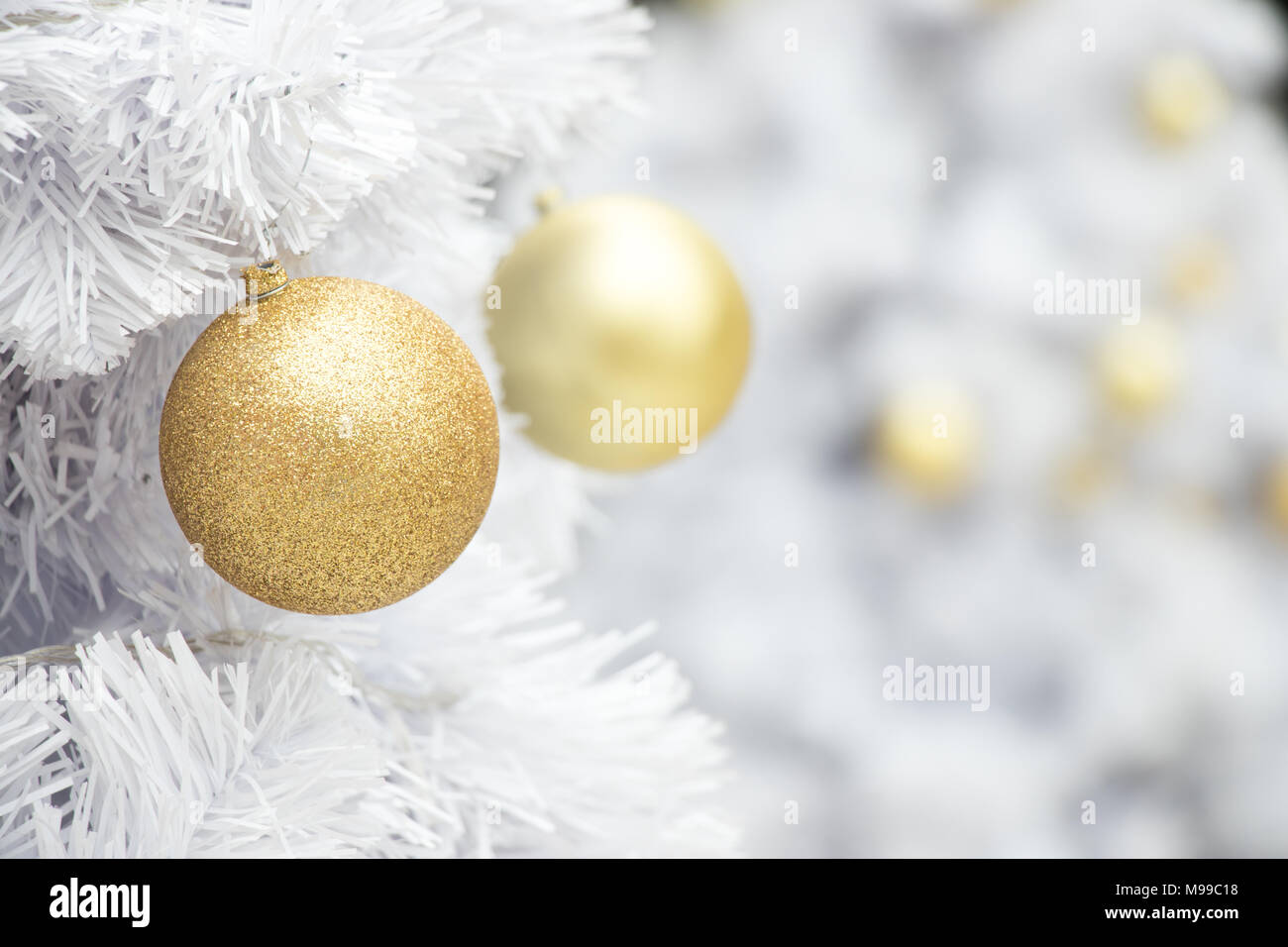 Sfondi Natalizi Dorati.Sfera In Oro Bianco Sul Ramo Di Albero Di Natale Sfondo Decorazione Per Natale E Anno Nuovo Festival Foto Stock Alamy