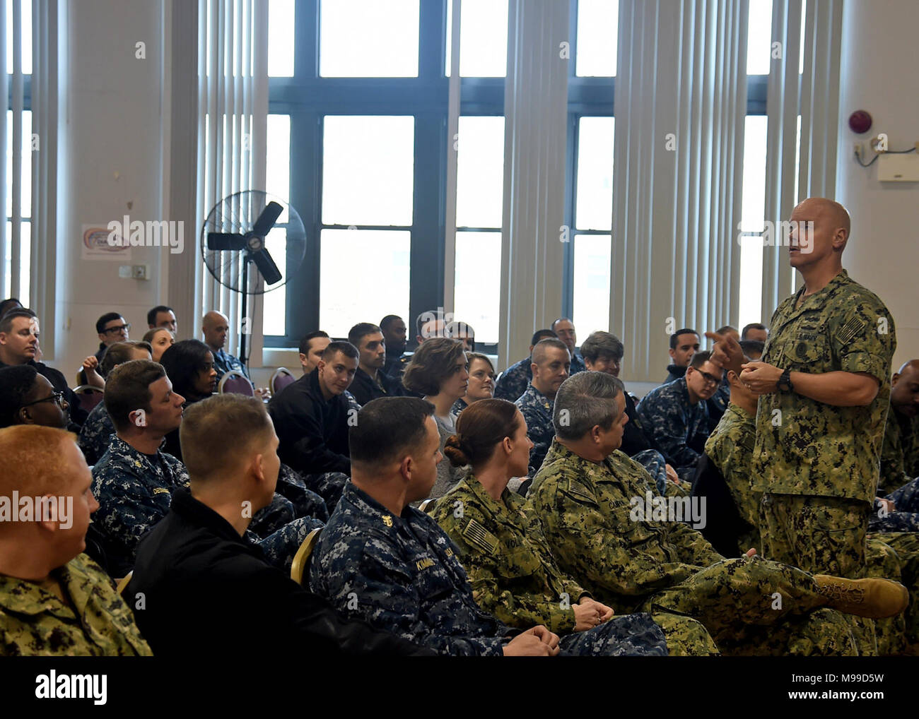 FORT GEORGE G. MEADE, Md. (Jan 31, 2018) Forza Master Chief per delle informazioni navale forze, vigore Master Chief David B. Carter, parla durante la guerra Cryptologic gruppo sei (CWG-6)'S Chief Sottufficiali chiamata presso la McGill Training Center sul post. CWG-6 fornisce informazioni warfare capacità per gli Stati Uniti Navy per supportare segnali intelligence e il cyberspazio per operazioni navali e forze congiunte. Foto Stock