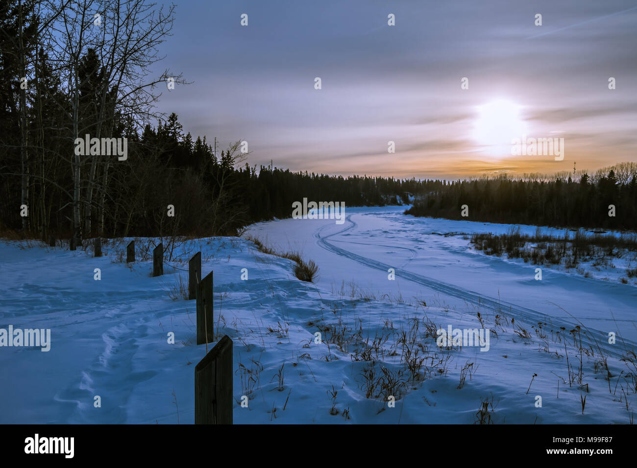Congelate Red Deer River vista al tramonto Foto Stock
