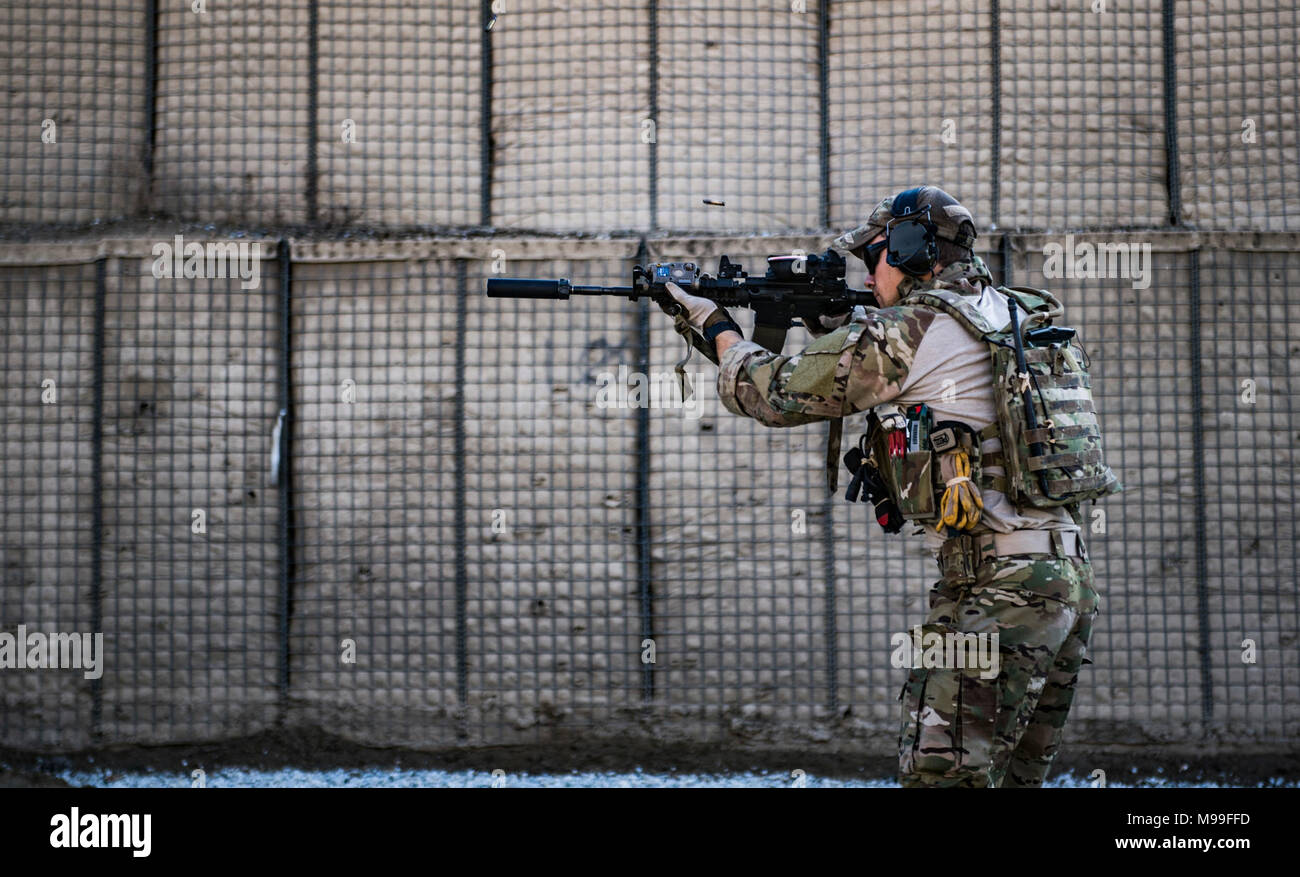 Un U.S. Air Force combat rescue officer, assegnato all'ottantatreesimo Expeditionary squadrone di salvataggio, Bagram Airfield, Afghanistan, esegue il fucile La formazione di Febbraio 21, 2018. Armi la familiarità e la competenza è di vitale importanza per l'angelo custode del team la possibilità di eseguire la ricerca di combattimento e la missione di salvataggio set. (U.S. Air Force Foto Stock