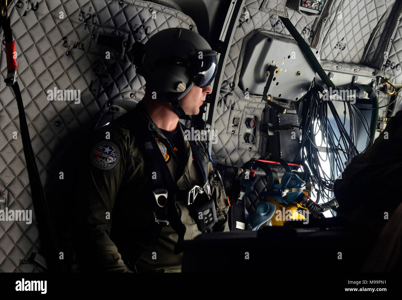 Oceano Pacifico (feb. 21, 2018) - Royal Australian Air Force Il sergente Daniel Saunders, un master di carico a bordo di una C-27 Spartan aeromobili, controlla le attività durante una caduta di alimentazione del trapano, Feb. 21. Far fronte a nord migliora multilaterale di operazioni aeree tra le nazioni. Questo anni esercizio combinato di più di 2.000 truppe degli Stati Uniti con più di 800 giapponesi e le truppe australiane, e più di 100 aeromobili da 21 unità, corsi di formazione per la fornitura di assistenza umanitaria e di soccorso in caso di catastrofe missioni. (U.S. Navy Foto Stock