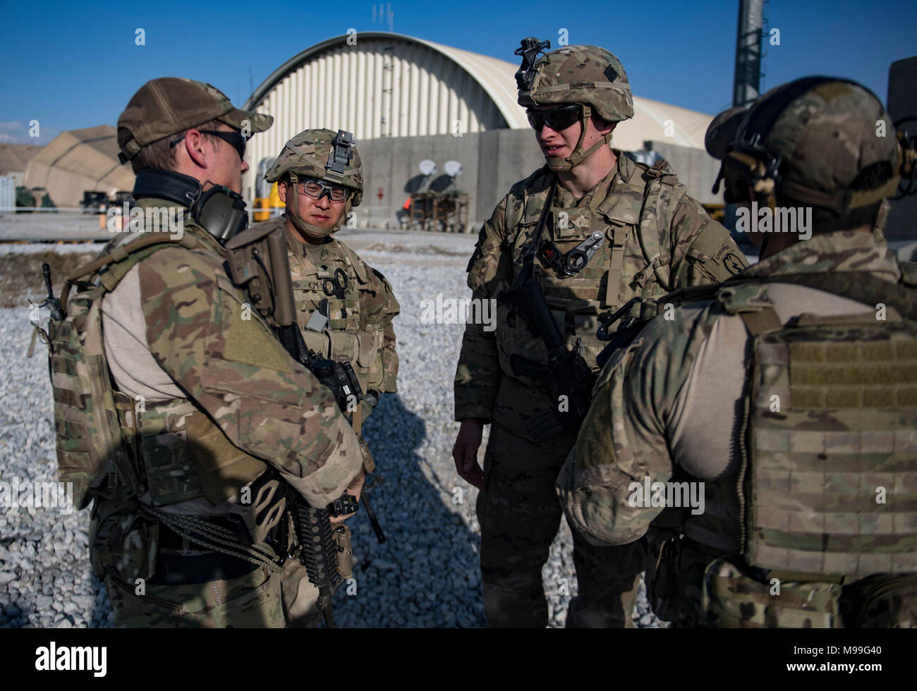 Stati Uniti Air Force pararescuemen, assegnato all'ottantatreesimo Expeditionary squadrone di salvataggio, fai un debriefing con la lotta contro i medici con gli Stati Uniti Army aviazione forza di reazione, Task Force Brawler, Bagram Airfield, Afghanistan, 22 febbraio, 2018. Il pararescuemen osservato l'ARF squadre tattiche e le procedure per integrare meglio con loro per il mondo reale adempimento della missione. (U.S. Air Force Foto Stock